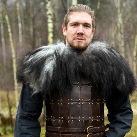 Une fourrure naturelle est une cape viking de premier choix