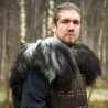 Un Viking porte une cape d'épaule en fourrure naturelle noire et blanche