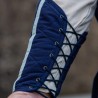 Ce brassard bleu s'ajuste avec un lacet également bleu