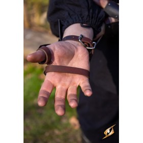 Le demi-gantelet s'attache avec des lanières de cuir