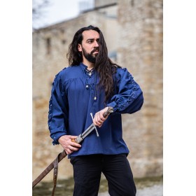 Un homme porte une belle chemise médiévale bleue