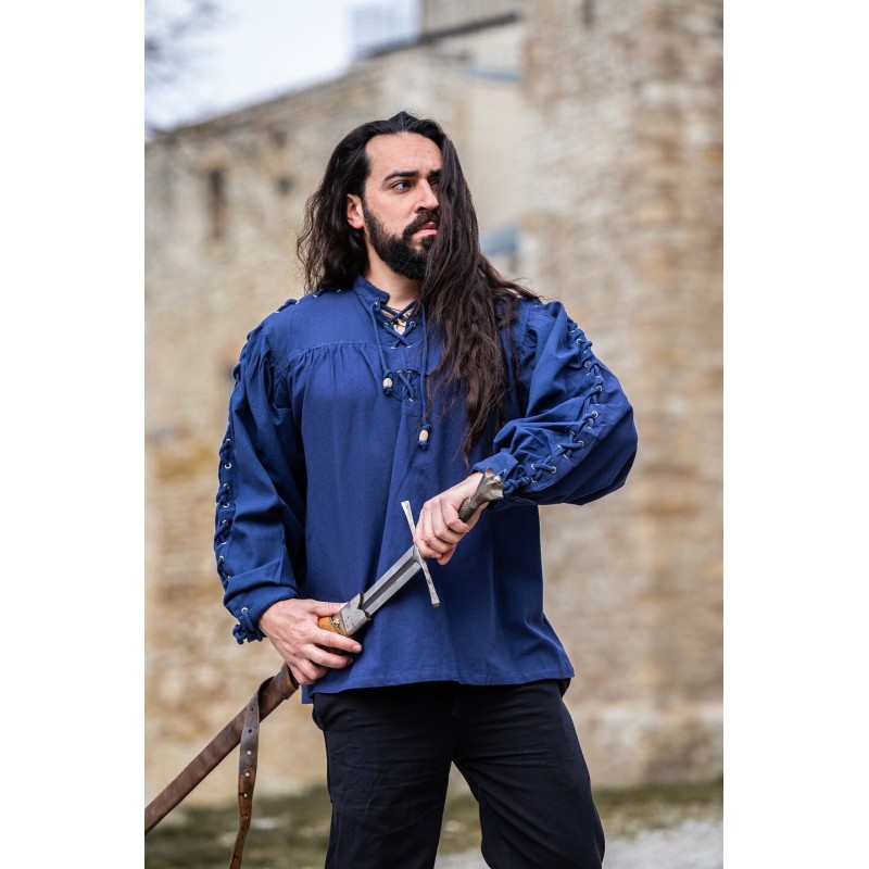 Un homme porte une belle chemise médiévale bleue