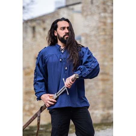 Un homme porte une belle chemise médiévale bleue
