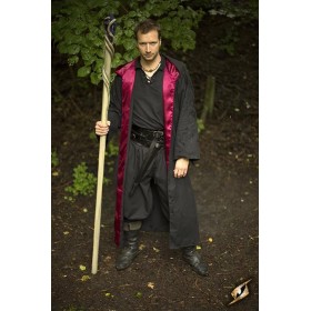 La cape de magicien est bordée de satin de polyester