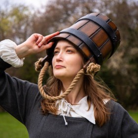 Le faux seau de GN en mousse porté sur la tête