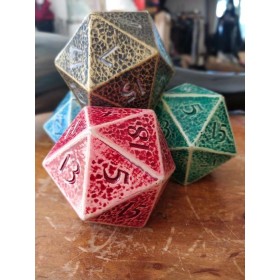 Un monticule multicolore de dés géants à 20 faces