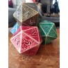 Un monticule multicolore de dés géants à 20 faces