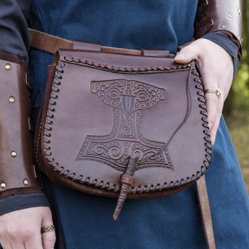 SACOCHE EN CUIR AVEC EMBOSSAGE MARTEAU DE THOR SACOCHE EN CUIR AVEC EMBOSSAGE MARTEAU DE THOR