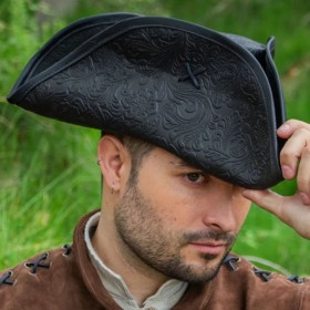Un chapeau tricorne avec un point de croix sur le côté