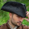 Un chapeau tricorne avec un point de croix sur le côté