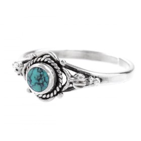 Une bague fine avec une pierre turquoise