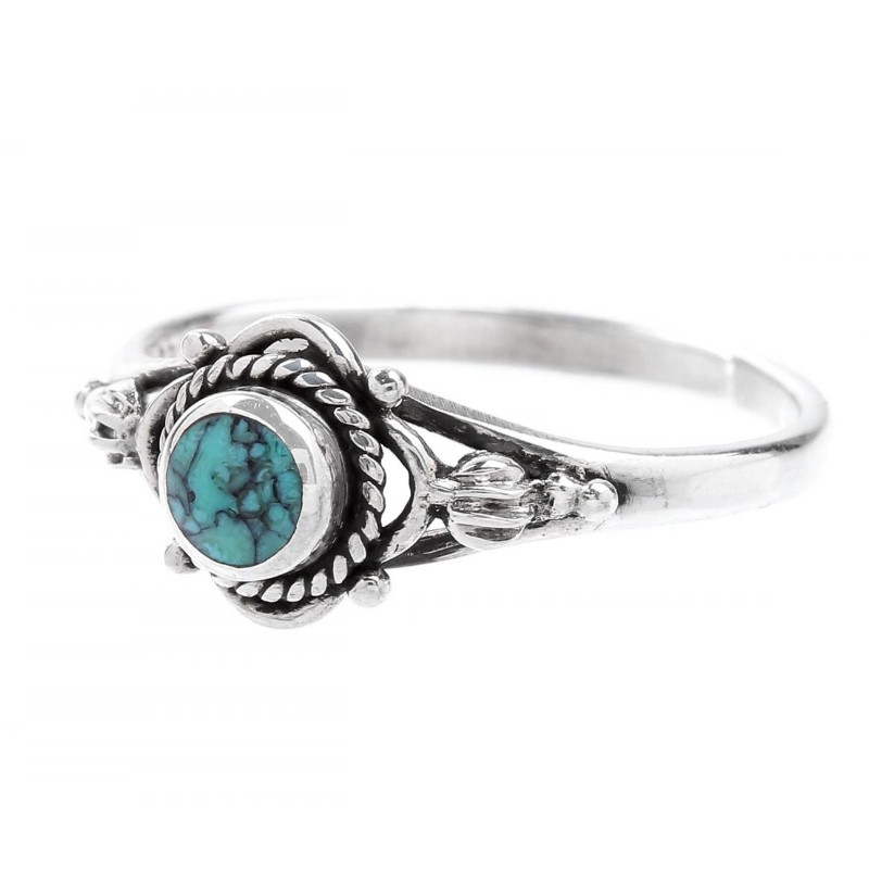 Une bague fine avec une pierre turquoise