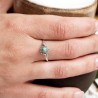 Fine bague à pierre turquoise portée au doigt