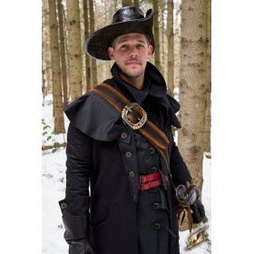 Un costume de pirate simple avec le baudrier avec fourreau en cuir