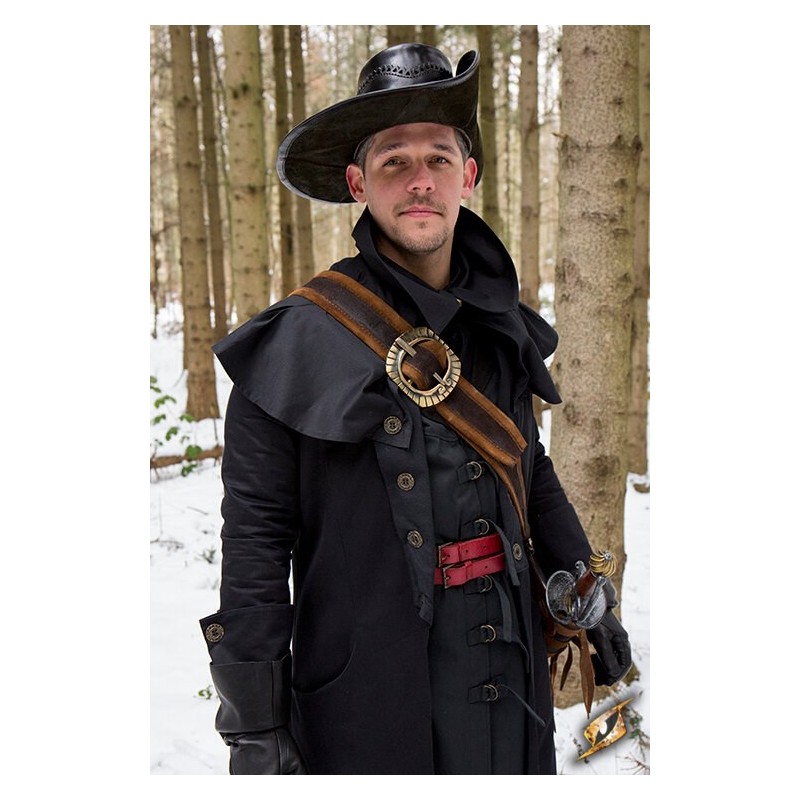 Un costume de pirate simple avec le baudrier avec fourreau en cuir