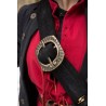 Zoom sur la boucle antique en laiton