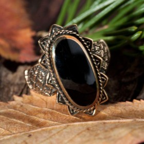 La bague de divination et son onyx noire polie