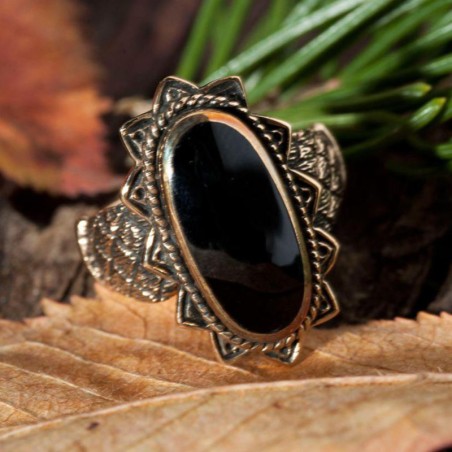 La bague de divination et son onyx noire polie