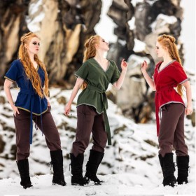 La tunique viking pour femme en bleu, vert et rouge