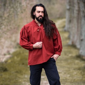 Une chemise médiévale rouge vif