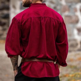 La chemise médiévale rouge bordeaux vue de dos