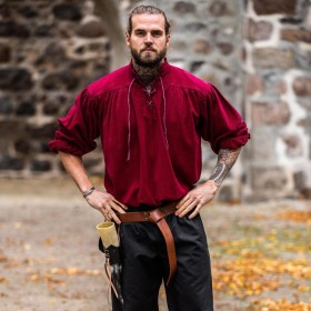 La chemise médiévale rouge bordeaux vue de face