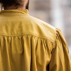 L'empiècement froncé à l'arrière