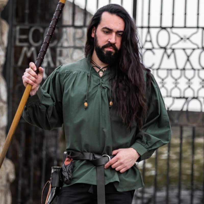 Une chemise médiévale verte