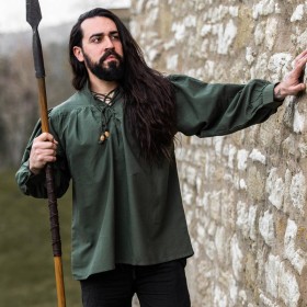 Le cordon sur la poitrine s'achève sur une bille de bois clair