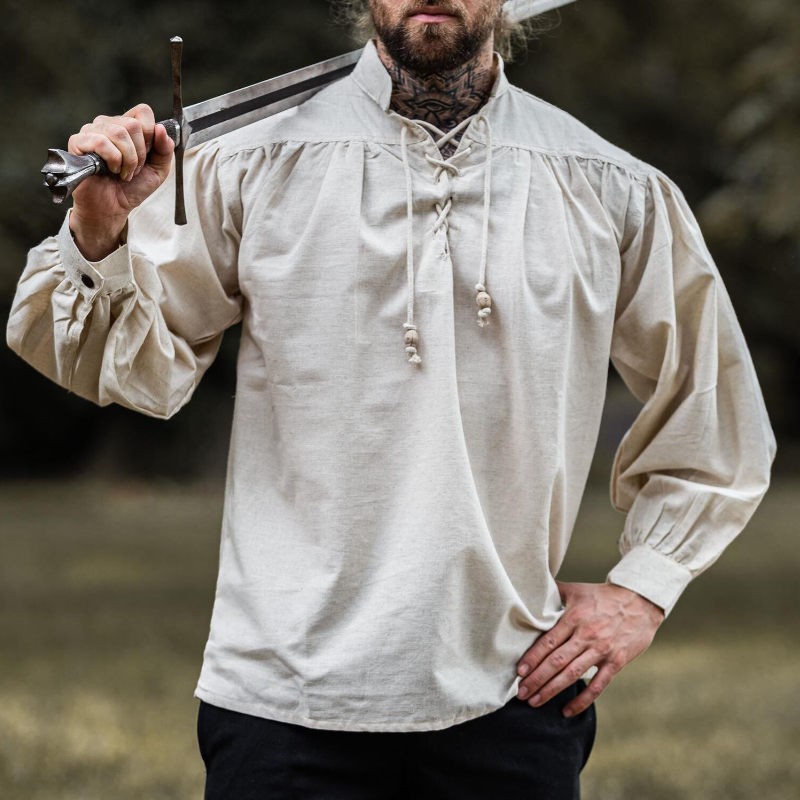 Chemise médiévale écru avec lacet sur le torse