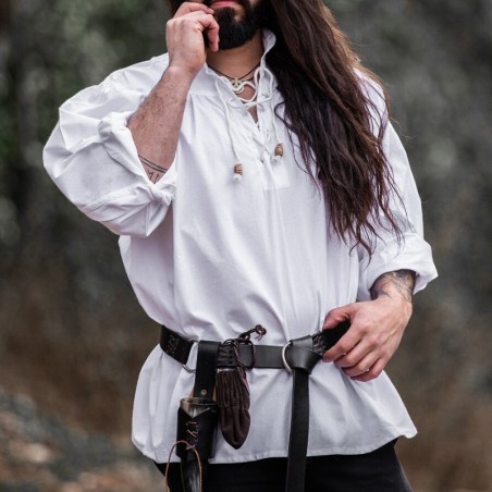 Une chemise médiévale d'homme