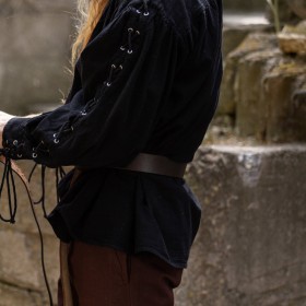 Cordelette sur chaque manche de l'épaule jusqu'au poignet