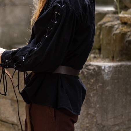 Cordelette sur chaque manche de l'épaule jusqu'au poignet