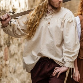 Une chemise médiévale en coton écru