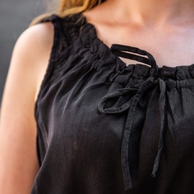 Sur la poitrine, un petit nœud permet d'ajuster le décolleté