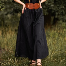 Une jupe médiévale noire qui va avec tout