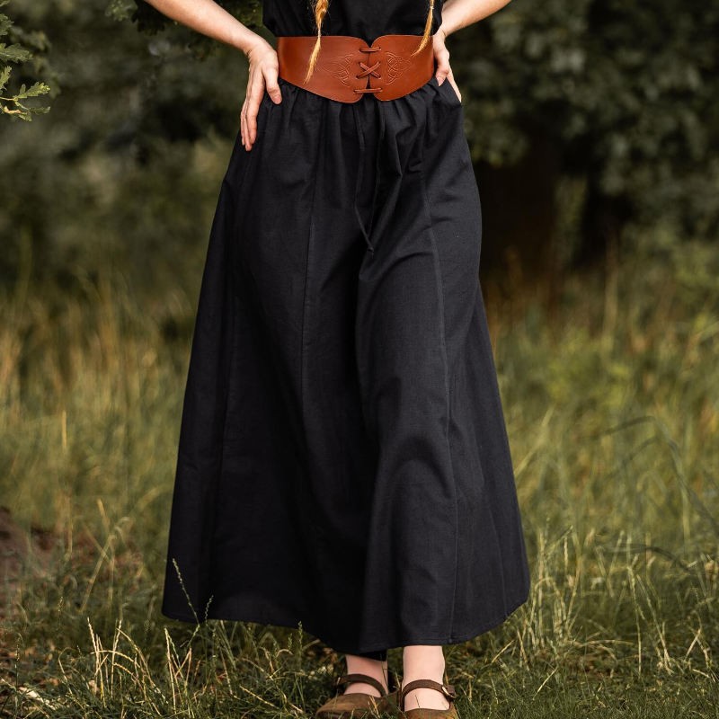 Une jupe médiévale noire qui va avec tout