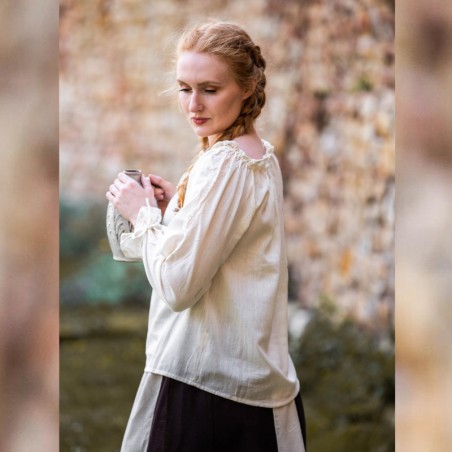 Une chemise écrue pour femme