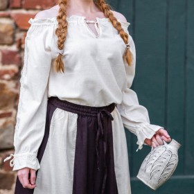 Une chemise médiévale à manches longues pour femme