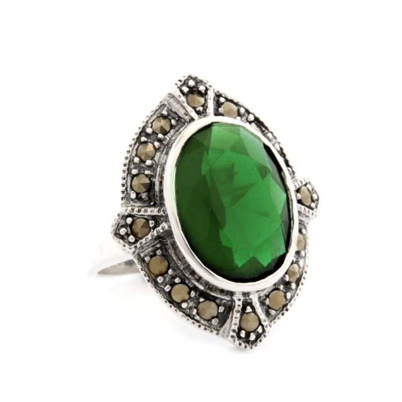 Une bague ovale à pierre verte facetée