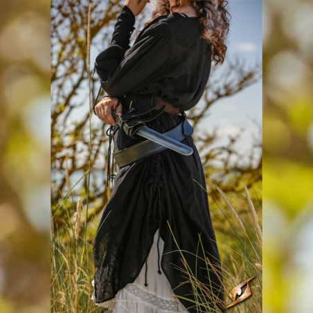 La sur-robe s'ajuste en formant plein de plis et replis