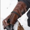 Le gantelet en cuir marron porté sur l'avant-bras