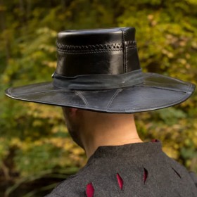 Chapeau en cuir noir vu de dos