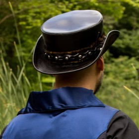 Chapeau haut de forme en cuir noir vu de dos