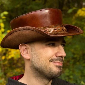 Un homme avec le chapeau haur de forme en cuir marron