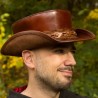 Un homme avec le chapeau haur de forme en cuir marron
